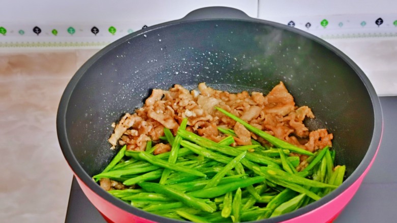 茭白炒肉丝,再加入煎豆角丝。(豆角丝一定要炒熟后在食用,不然会中毒)