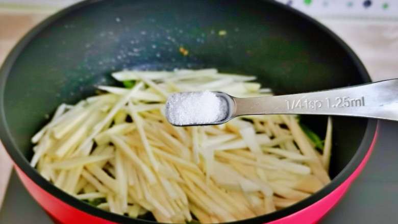 茭白炒肉丝,再加入茭白丝,按个人口味加入盐。