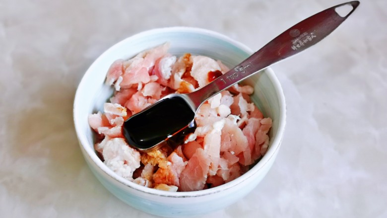 茭白炒肉丝,加入<a style='color:red;display:inline-block;' href='/shicai/ 721'>蚝油</a>,抓拌均匀腌制10分钟。