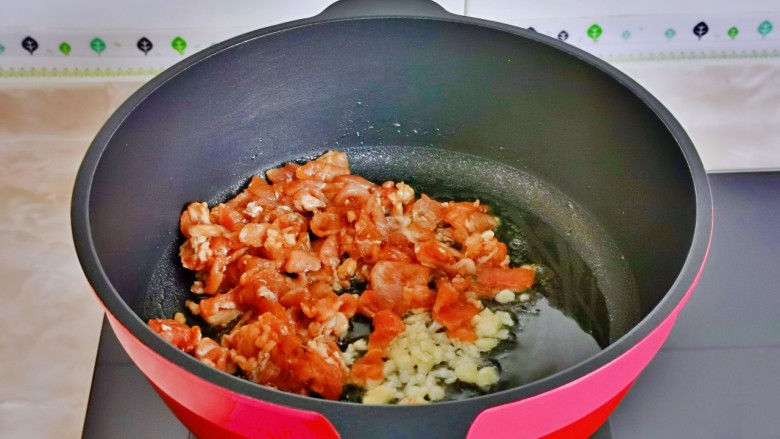 茭白炒肉丝,起油锅加入蒜末炒香,再加入腌制好的牛肉,小火煸炒至变色。