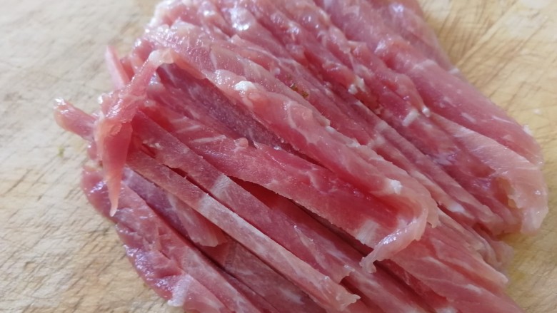 猪肉白菜水饺,猪肉冻一下,先切丝。
