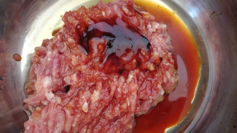 猪肉白菜水饺,剁好的肉馅放入一个干净容器里，放<a style='color:red;display:inline-block;' href='/shicai/ 718'>料酒</a>+<a style='color:red;display:inline-block;' href='/shicai/ 721'>蚝油</a>+<a style='color:red;display:inline-block;' href='/shicai/ 788'>生抽</a>+炸好的料油。