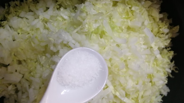 猪肉白菜水饺,切碎,加半小勺盐,腌制几分钟让白菜出出水。