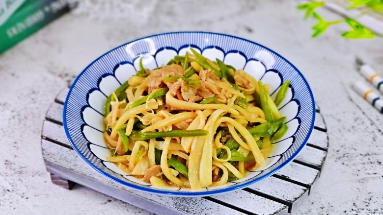 茭白炒肉丝,盛出装盘,简单快手巨好吃。