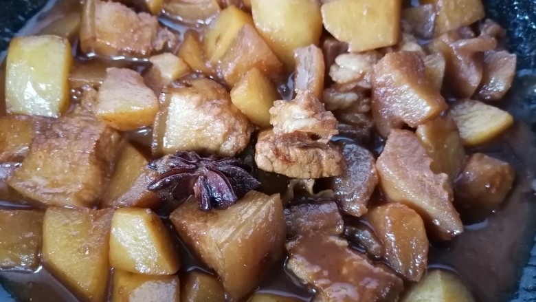 红烧土豆,继续小火慢炖至入味上色即可出锅