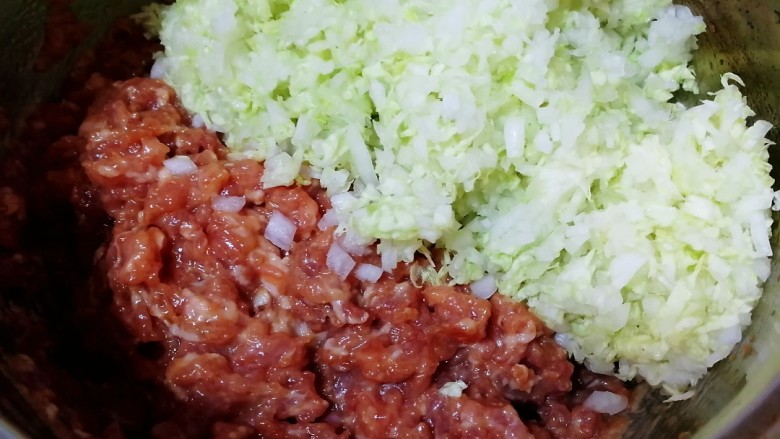 猪肉白菜水饺,攥去白菜多余的水份,和肉馅放在一起。