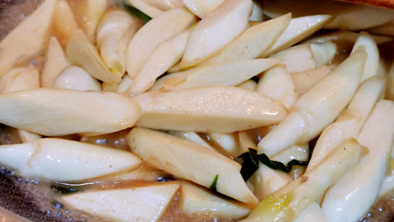 茭白炒肉丝,加盐,水略焖煮一下