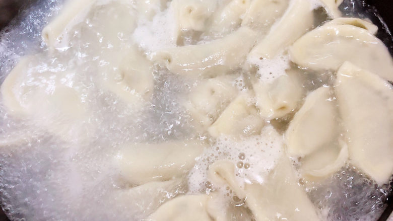 猪肉白菜水饺,锅中烧开水,下入饺子煮大约6-8分钟。