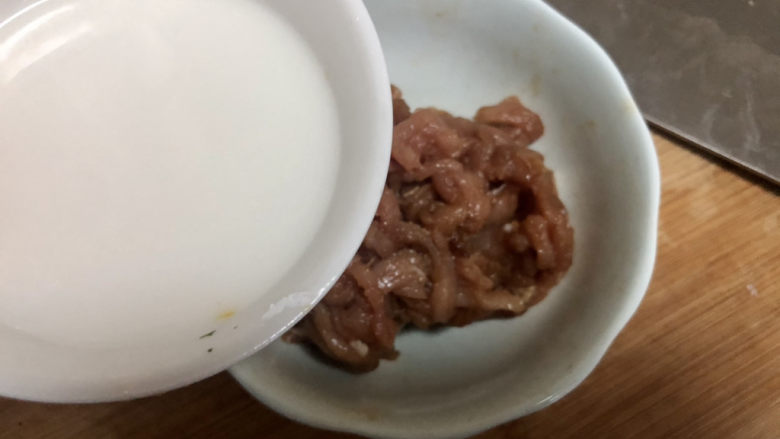 香辣肉丝,加入一汤匙水淀粉,抓拌均匀,让肉丝吸收水淀粉