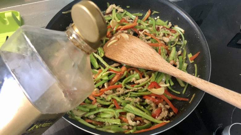 香辣肉丝,调味:一汤匙蚝油