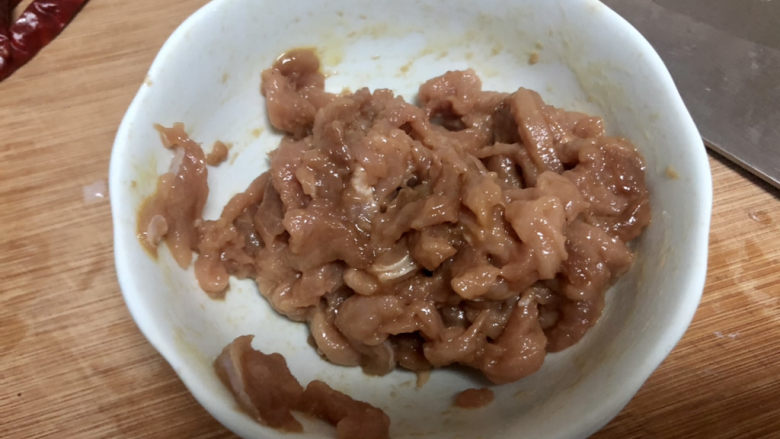 香辣肉丝,肉丝抓拌均匀,备用