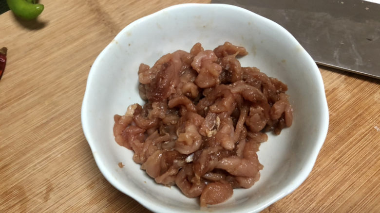香辣肉丝,抓拌均匀,腌制10分钟