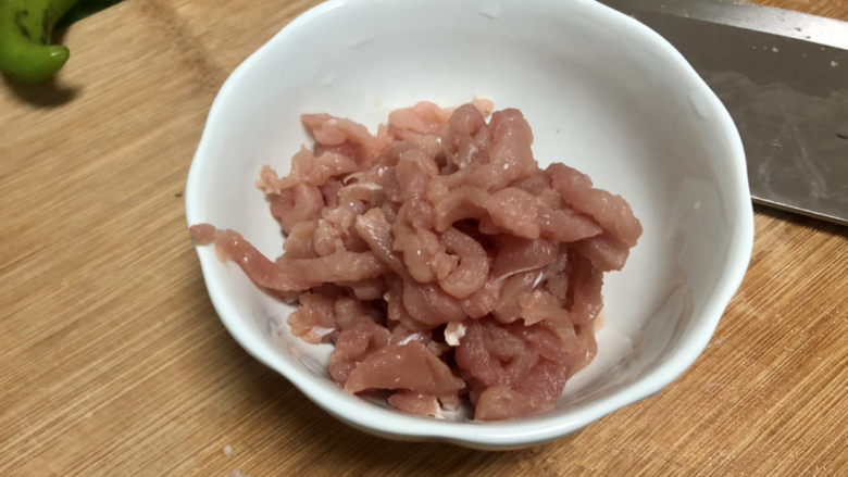 香辣肉丝,猪肉去肥油和筋,切肉丝