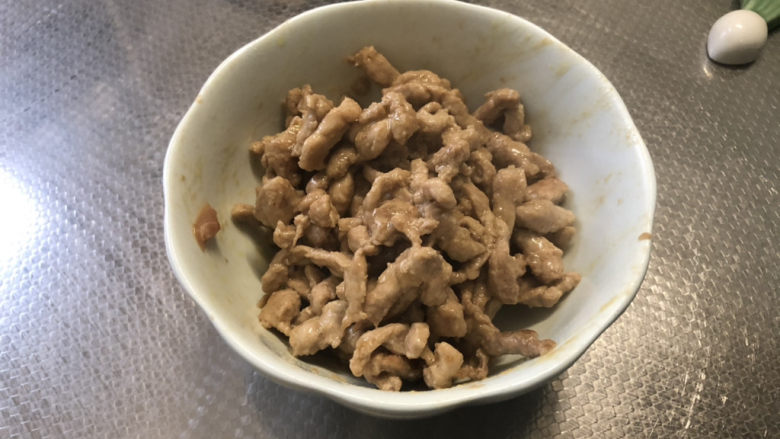 香辣肉丝,炒到肉丝发白八成熟盛出