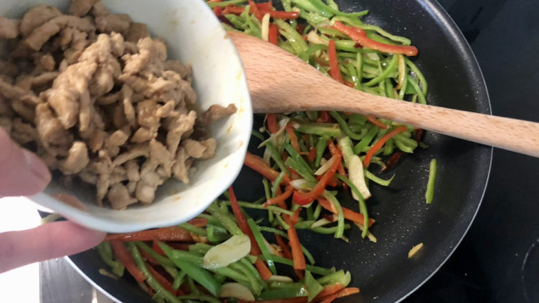 香辣肉丝,加入炒过的肉丝,翻炒均匀