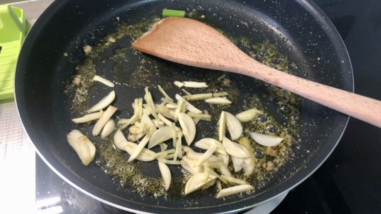 香辣肉丝,底油,下蒜片,姜丝煸香