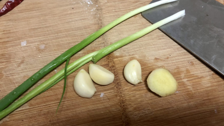 香辣肉丝,小葱洗净,蒜剥皮,姜搓洗干净