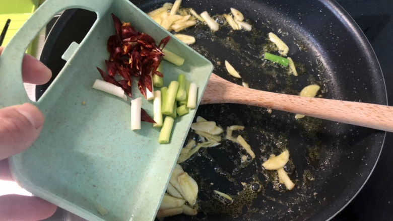 香辣肉丝,下干辣椒丝,葱白段,小火煸香