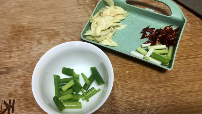 香辣肉丝,改刀:小葱分葱白葱绿切段,姜切丝,蒜切片,干辣椒切丝,