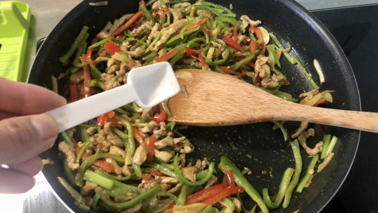 香辣肉丝,尝下咸淡,根据个人口味添加少许盐翻炒定味出锅