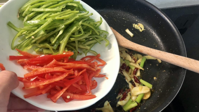 香辣肉丝,转中火,下青红辣椒,翻炒一两分钟