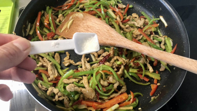 香辣肉丝,加入少许白糖,翻炒均匀