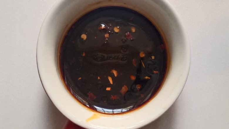 青椒皮蛋,把料汁里的材料都倒进一个小碗里,用筷子搅搅匀