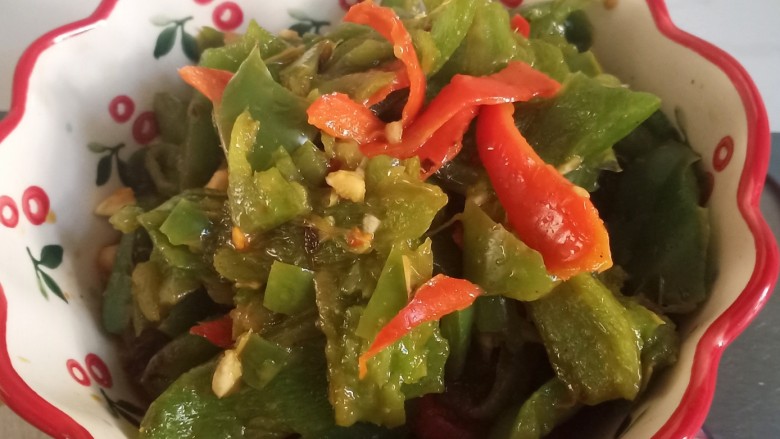 青椒皮蛋,捣完后加入料汁,搅拌均匀入味