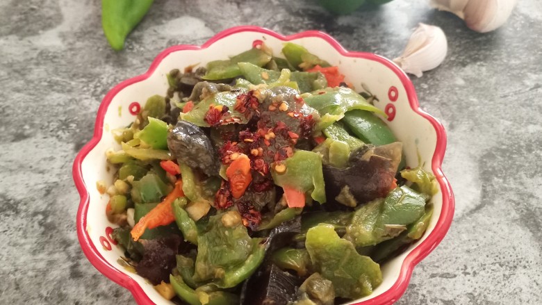 青椒皮蛋,如果自己吃,可以不用组装。直接放在一个大碗里捣碎就行了
