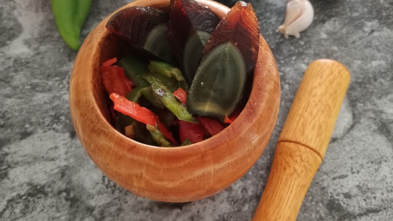 青椒皮蛋,最后就是组装了。把青椒放入捣蒜器里,最上面放上皮蛋