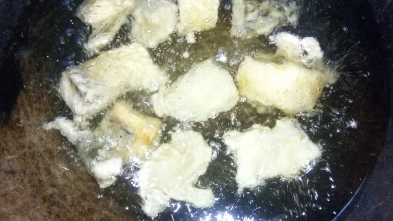 茄汁草鱼片,草鱼剁片,码味,裹粉下锅中火炸至定型。
