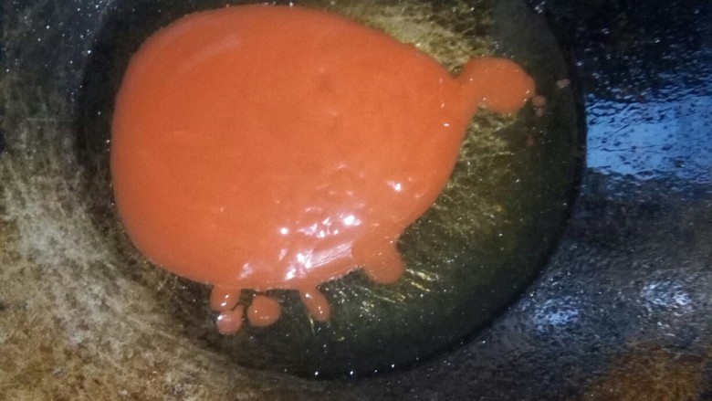 茄汁草鱼片,炒锅留底油,放入<a style='color:red;display:inline-block;' href='/shicai/ 699'>番茄酱</a>小火炒。