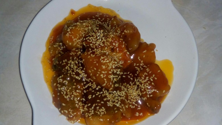 茄汁草鱼片,盛入餐盘,撒上<a style='color:red;display:inline-block;' href='/shicai/ 678'>白芝麻</a>。