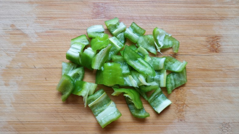 蒜蓉茄子,<a style='color:red;display:inline-block;' href='/shicai/ 61'>青椒</a>去籽洗干净,切成小块。