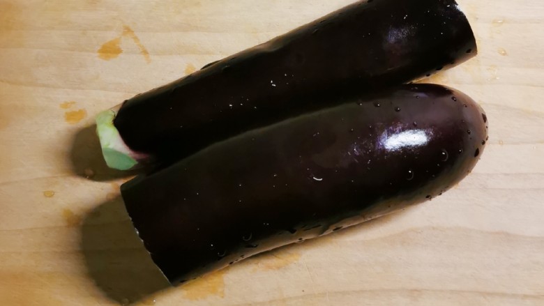 蒜蓉茄子,<a style='color:red;display:inline-block;' href='/shicai/ 58'>茄子</a>去蒂,断成两截。