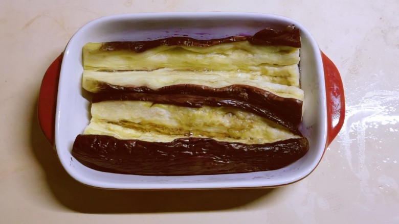蒜蓉茄子,茄子从中间剖开,底部相连。