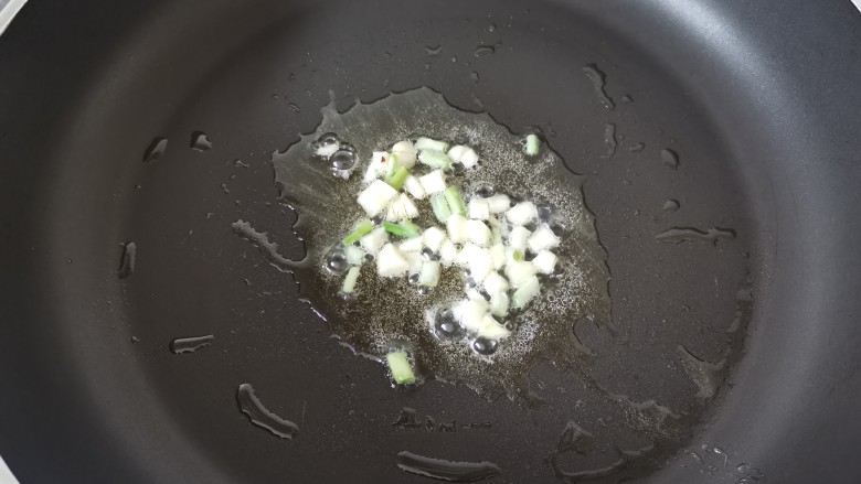 红烧土豆,热油放入葱蒜末炒出香味,捞出葱蒜不要