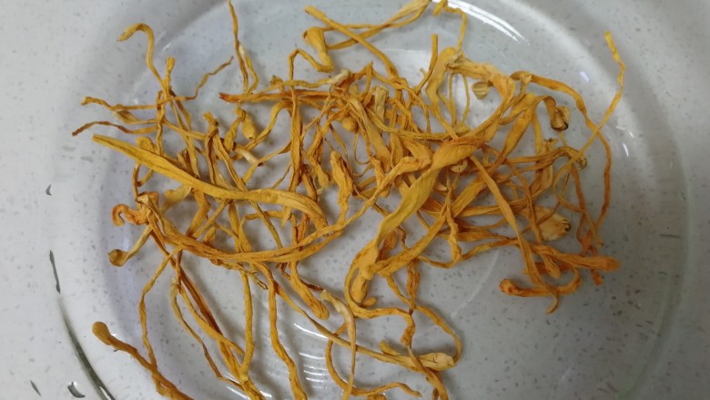 冬瓜鸡蛋汤,适量干虫草花。