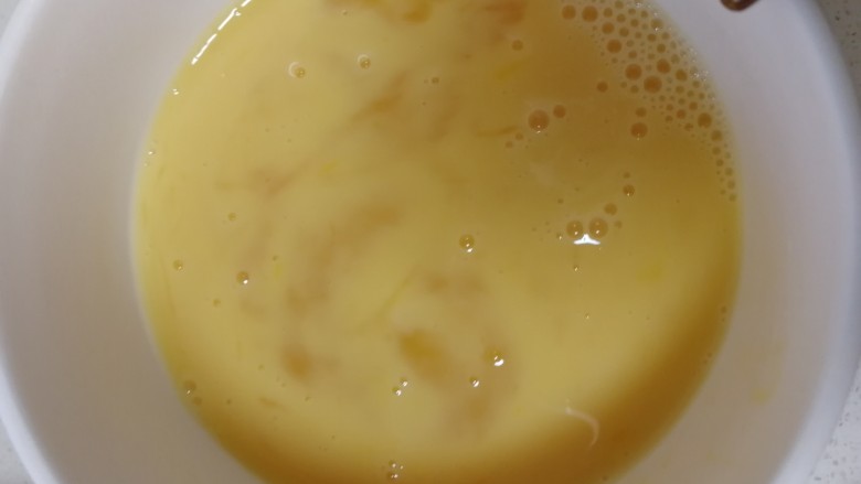 冬瓜鸡蛋汤,鸡蛋加一汤匙<a style='color:red;display:inline-block;' href='/shicai/ 718'>料酒</a>去腥打散。