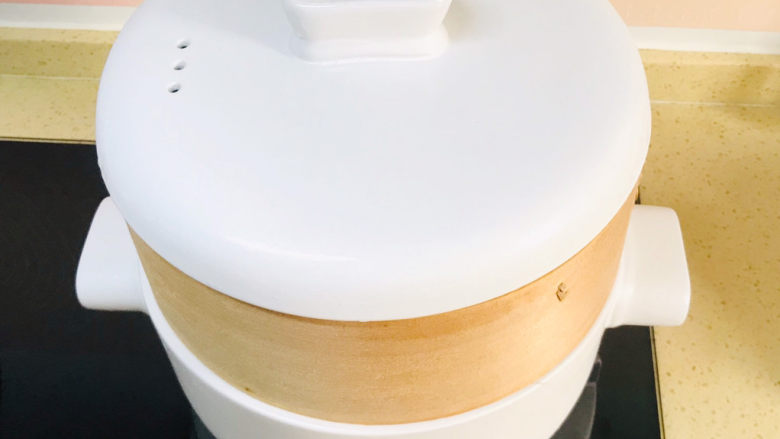 三鲜蒸饺,锅里加水,蒸笼上盖上锅盖,大火烧开,继续大火烧十五分钟,就可以蒸熟了