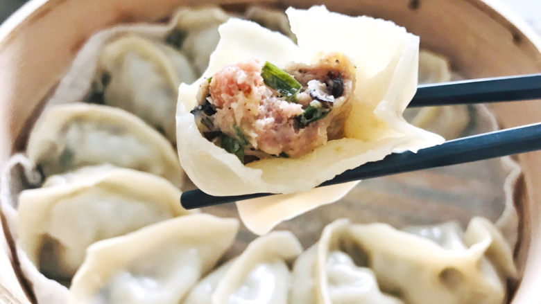 三鲜蒸饺,咬一口,鲜美的虾仁,美味的韭菜,可口诱人