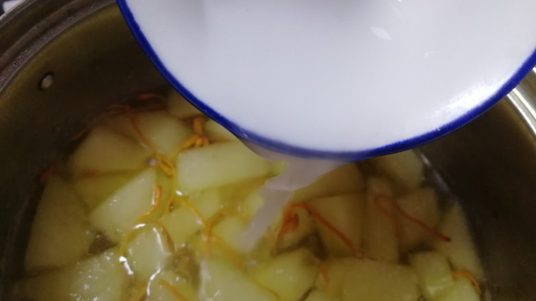 冬瓜鸡蛋汤,加入薄薄水淀粉,文火煮开。