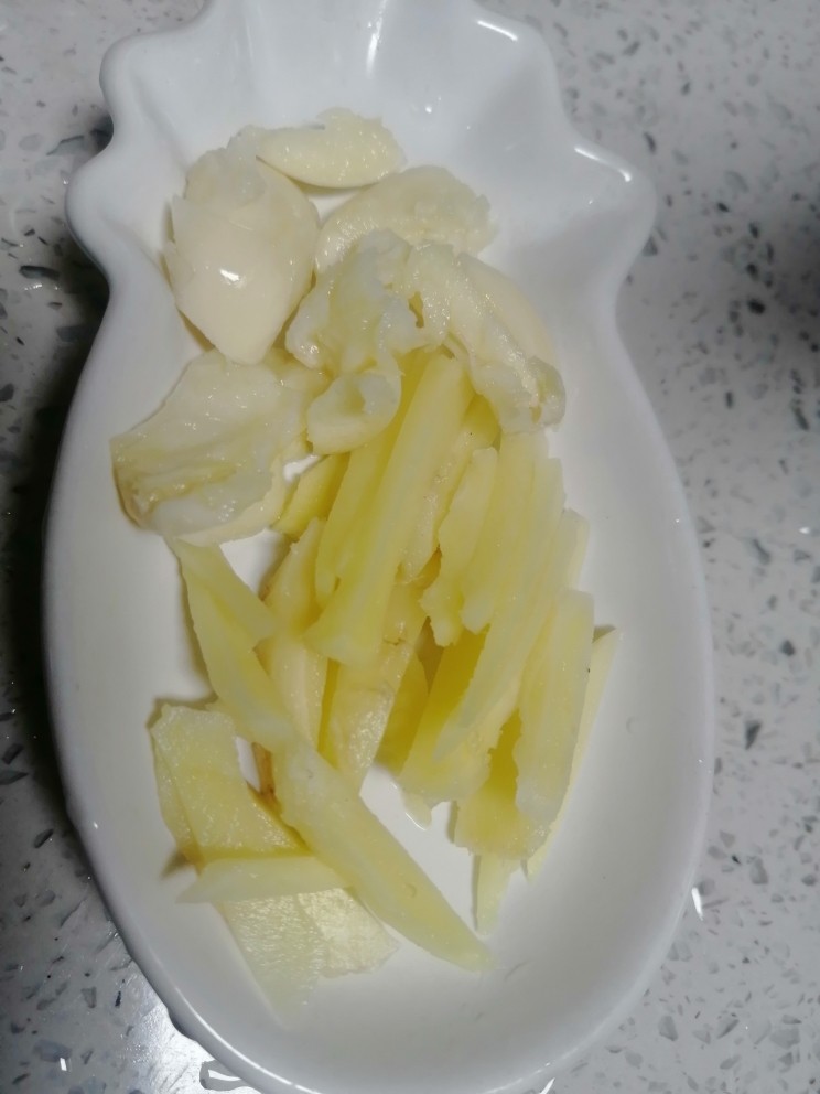 香辣肉丝,蒜瓣去皮直接拍碎备用,<a style='color:red;display:inline-block;' href='/shicai/ 37'>姜</a>洗干净切好备用。