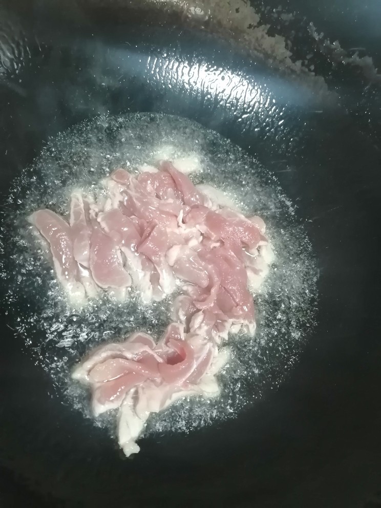 香辣肉丝,开火加热锅倒入油,加肉丝翻炒,炒至6份熟,两面都有些金黄。