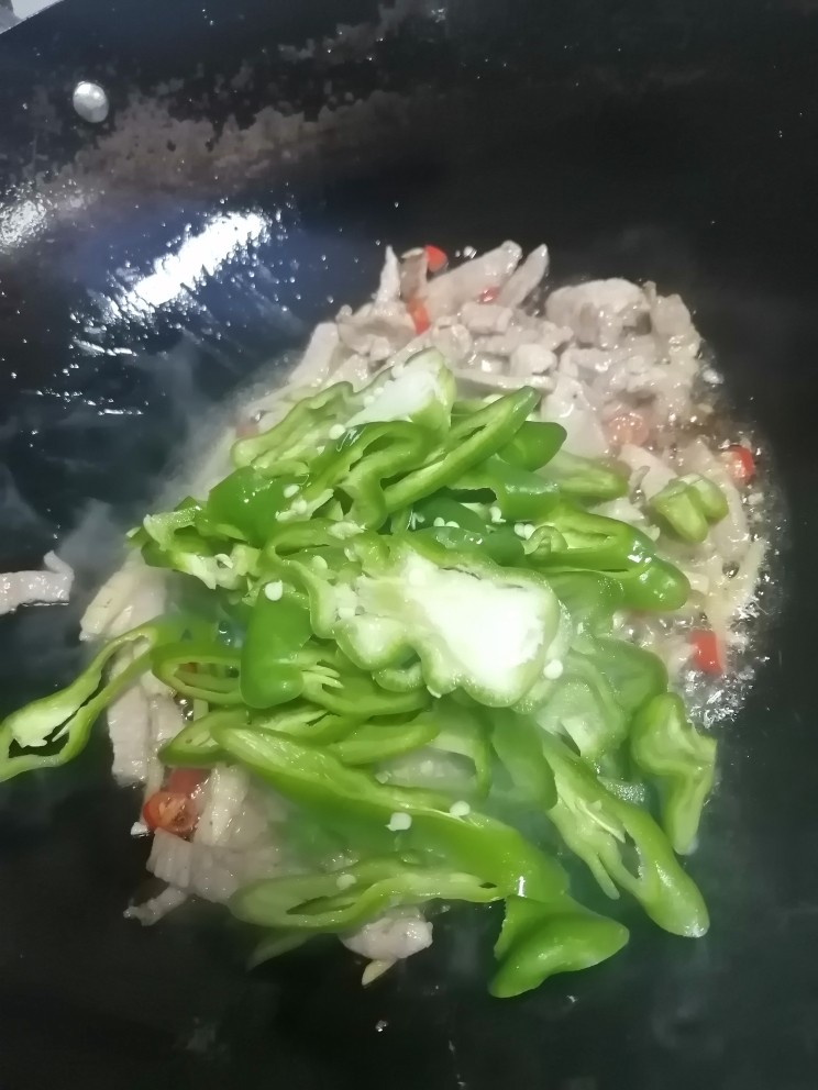 香辣肉丝,加青椒翻炒。