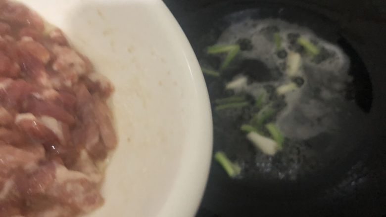 茭白炒肉丝,下肉丝翻炒至八成熟