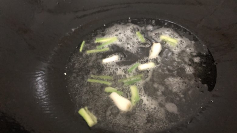茭白炒肉丝,锅里下油,油热下葱头爆一下