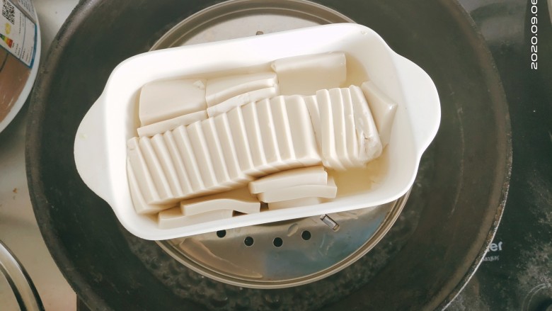 皮蛋豆腐,水开以后,豆腐上锅蒸五到十分钟。