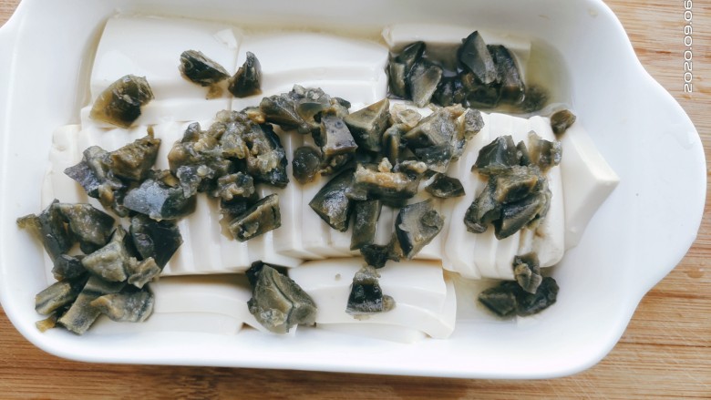 皮蛋豆腐,把皮蛋丁,撒在蒸好的豆腐上。