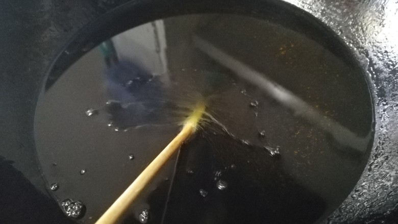 辣椒油,文火把油烧热至8成热,稍微冒烟,插入筷子冒小泡就可以了,关火。